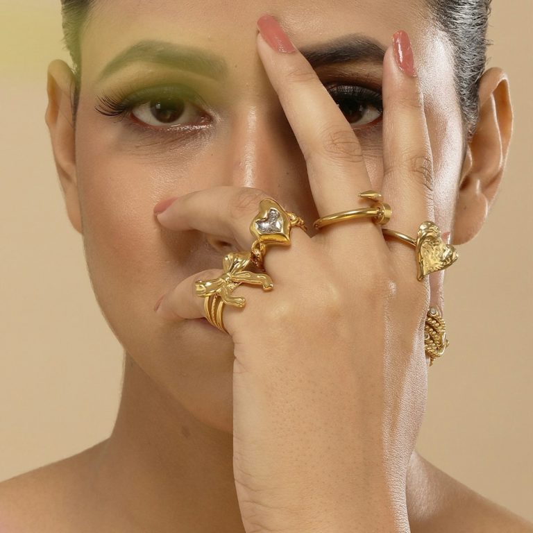 The Ultimate Guide to Layering Necklaces and Bracelets Effectively